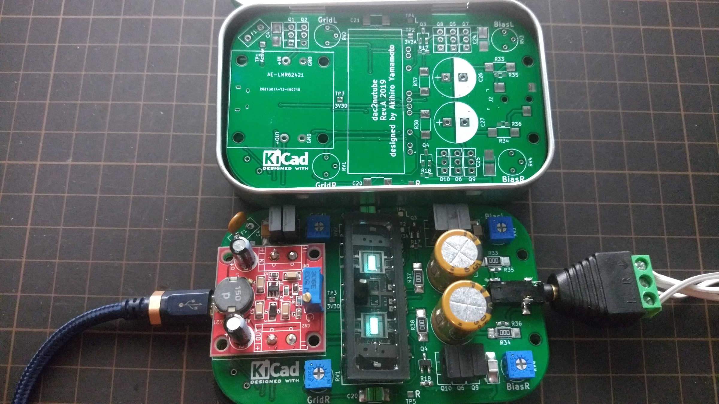 基板はアルトイズ缶に入る。コンデンサのせいでふたは閉まらないが。
