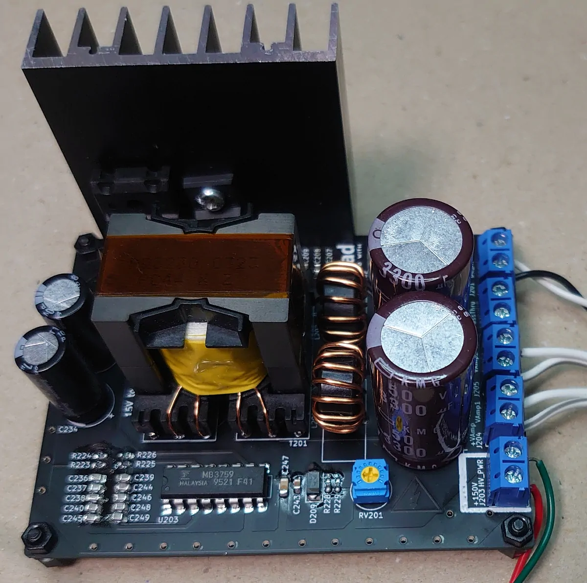 KiCadで設計してJLCPCBに発注した電源回路基板に部品を実装した。