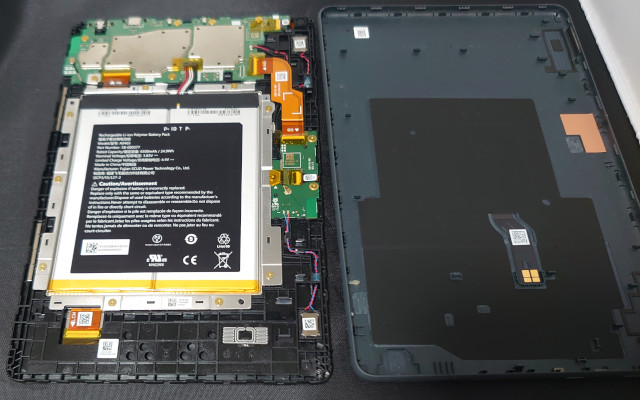 すき間に薄い物を差し込んでタブレットの裏ふたを外す
